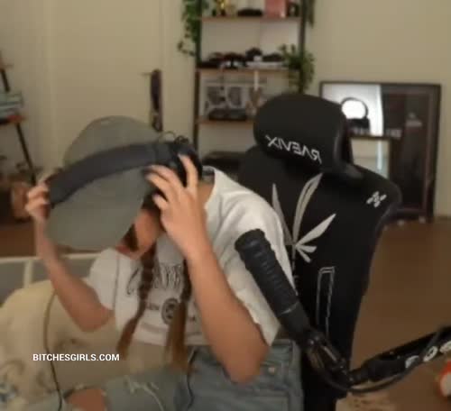 5acb3ad25a82325bdd30524e7daed24cff1565e2b48aef0171a4449e8f9bf1f8 thumbnail